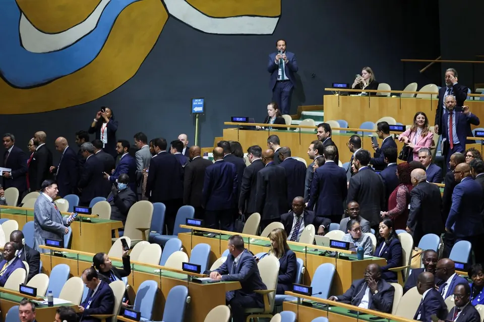 Delegates leave the UN floor as Netanyahu takes the podium