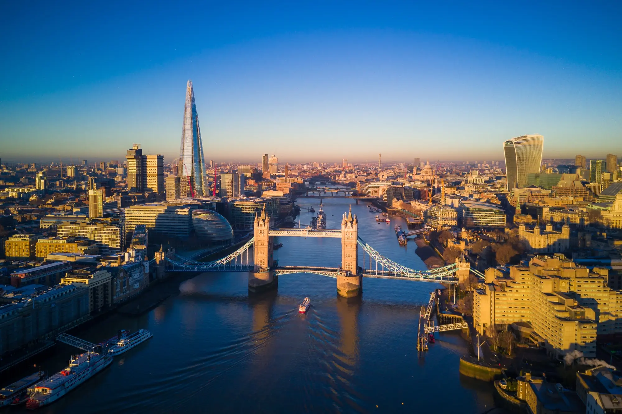 Yotel continua a crescer com adição do yotel london shoreditch Aerial view of London and the Tower Bridge