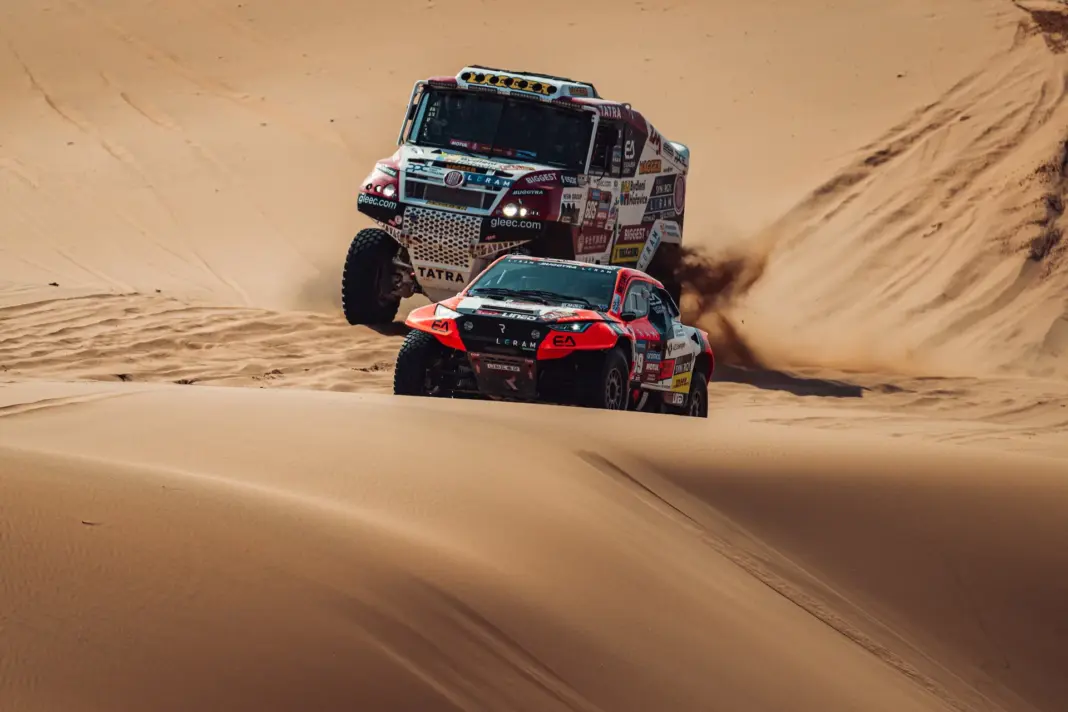 Team duel in the dunes: Aliyyah koloc chases de baar Team duel in the dunes: Aliyyah koloc chases de baar