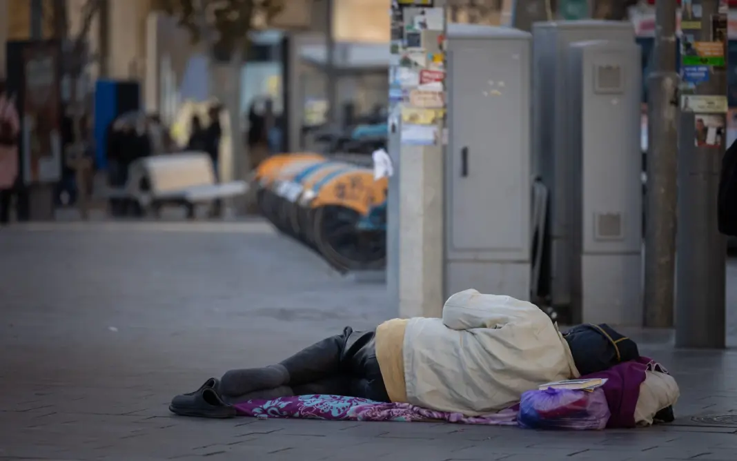 ‘They Are Leaving’: Record Emigration from Israel as Economy Crumbles and Cost of Living Soars ‘They Are Leaving’: Record Emigration from Israel as Economy Crumbles and Cost of Living Soars